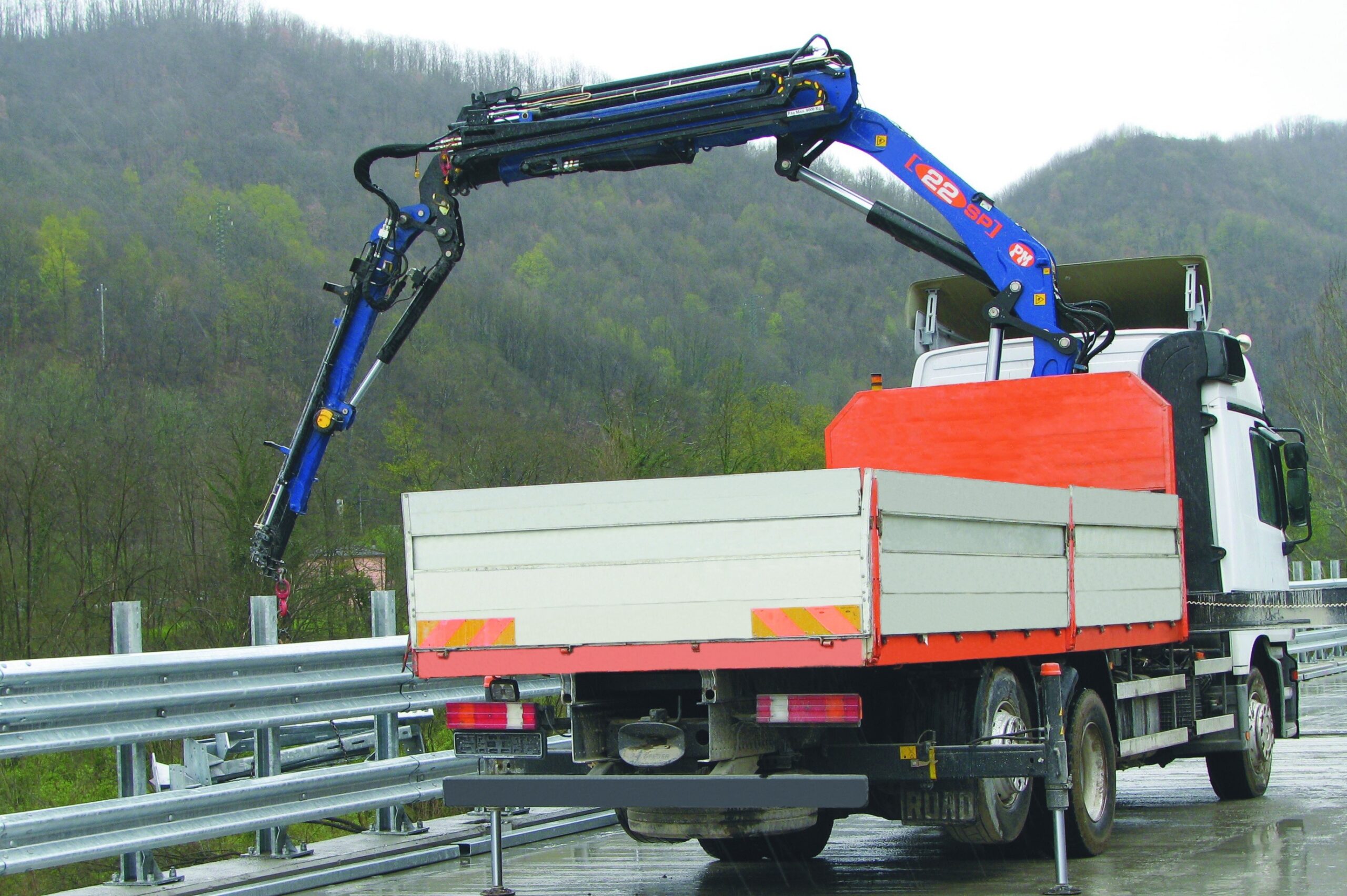 PM 22-ton knuckle boom crane