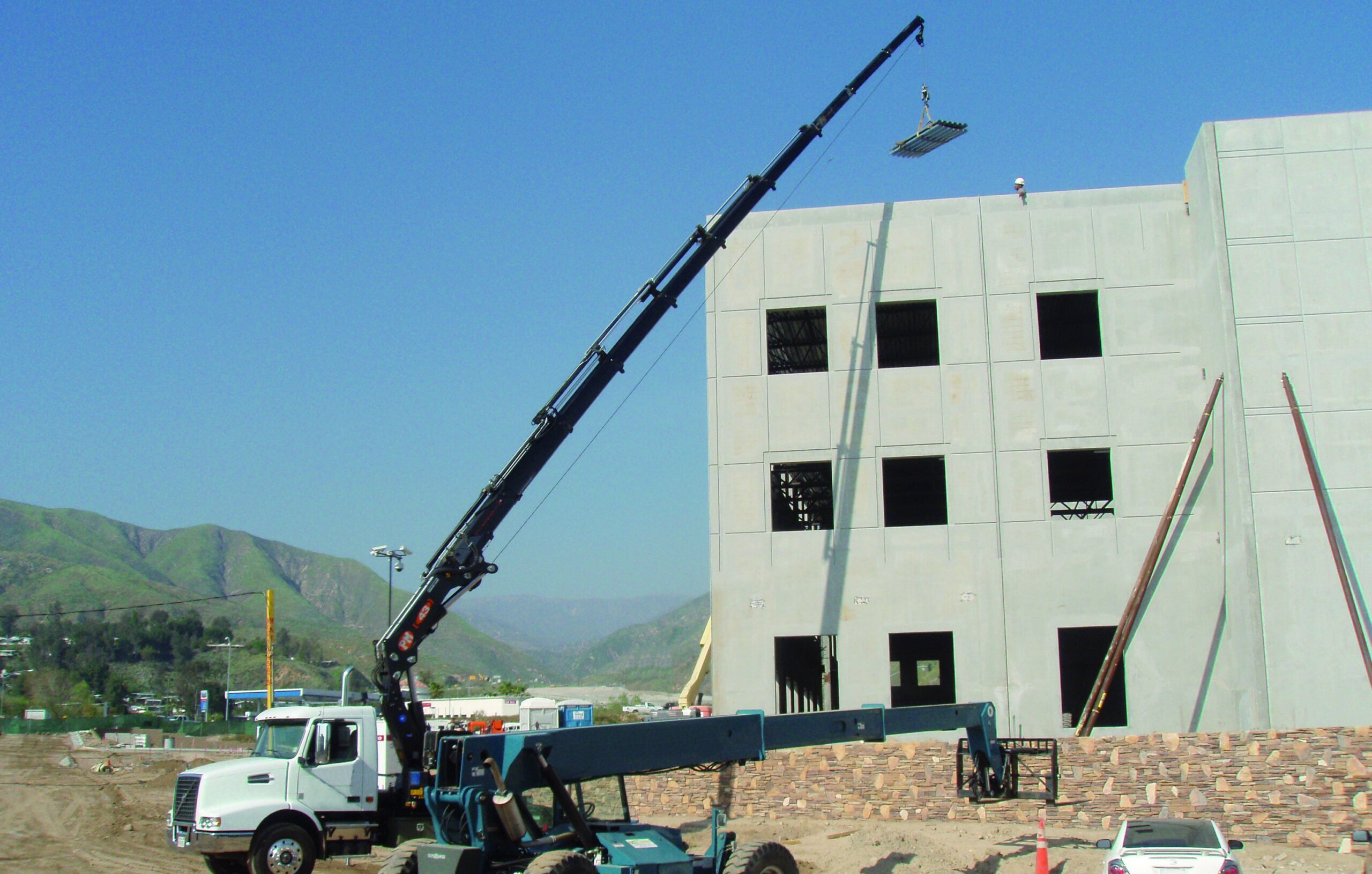 PM 43-ton knuckle boom crane