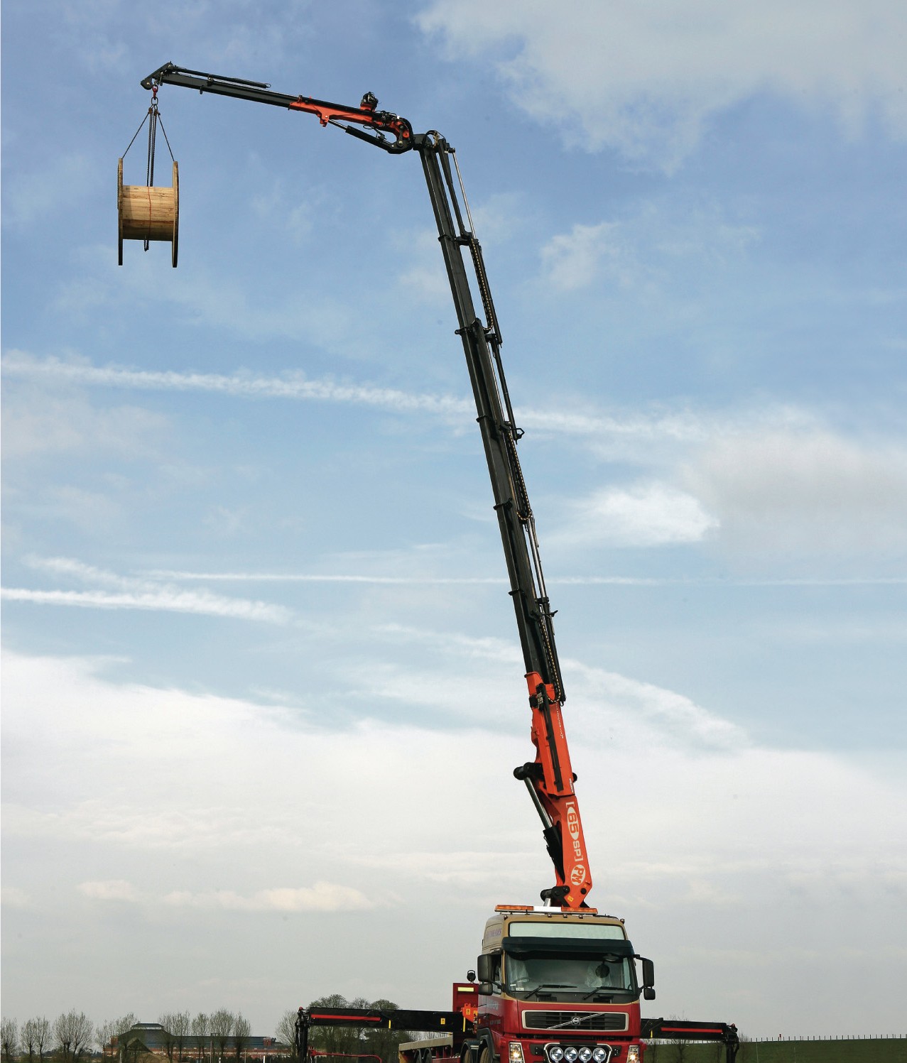 PM 65-ton knuckle boom crane